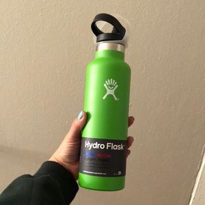 Hydro flask 21 oz water bottle with sports cap
